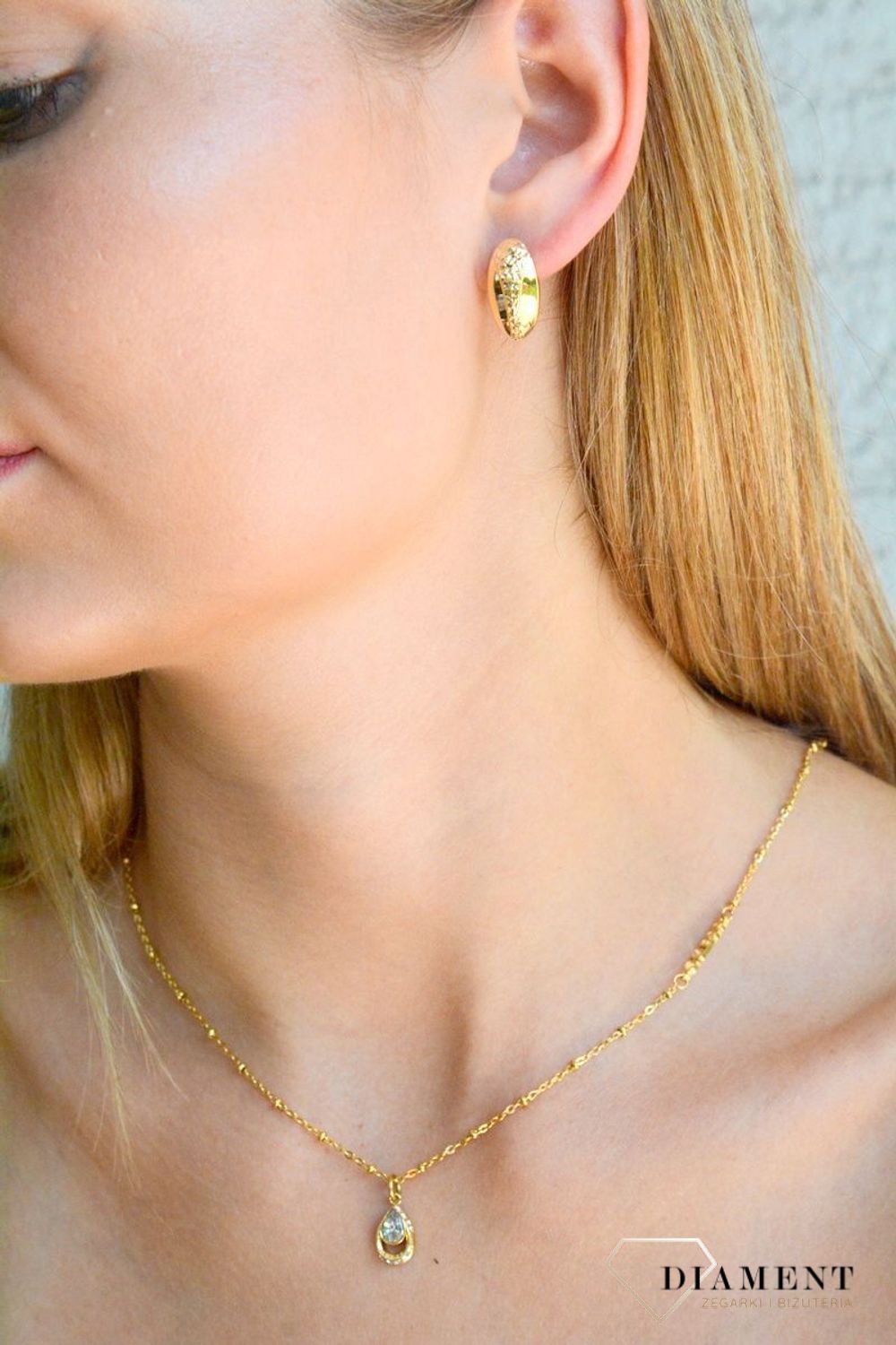 Złote kolczyki damskie 375 angielskie z ozdobnym grawerowaniem KL 11222 375. Złote kolczyki damskie. Złote kolczyki z zapięciem angielskim. Złote kolczyki wiszące. Złote kolczyki klasyczne idealne na prezent dla kobiety..jpg